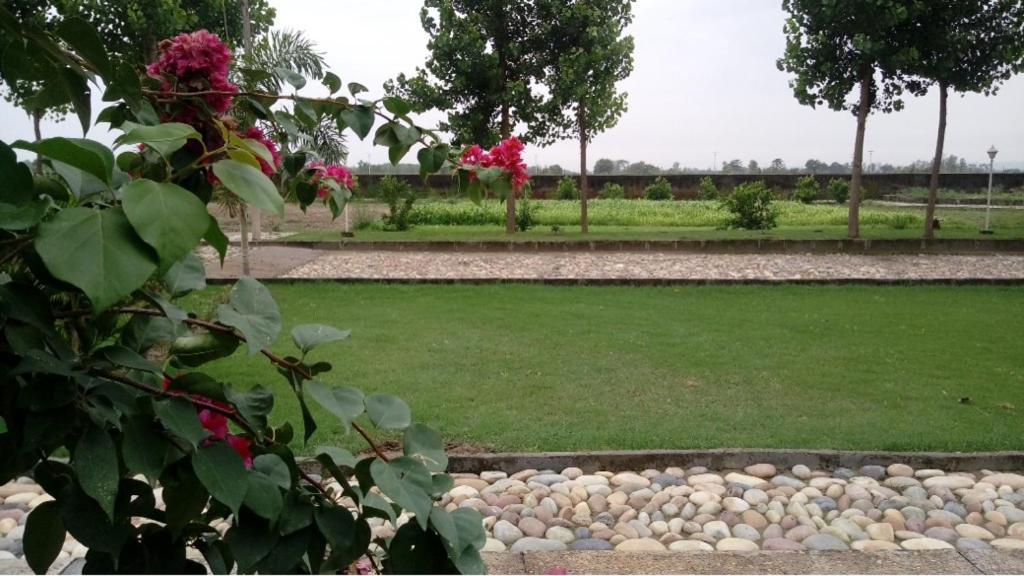 ホテル Anand At The Satluj Anandpur Sāhib エクステリア 写真
